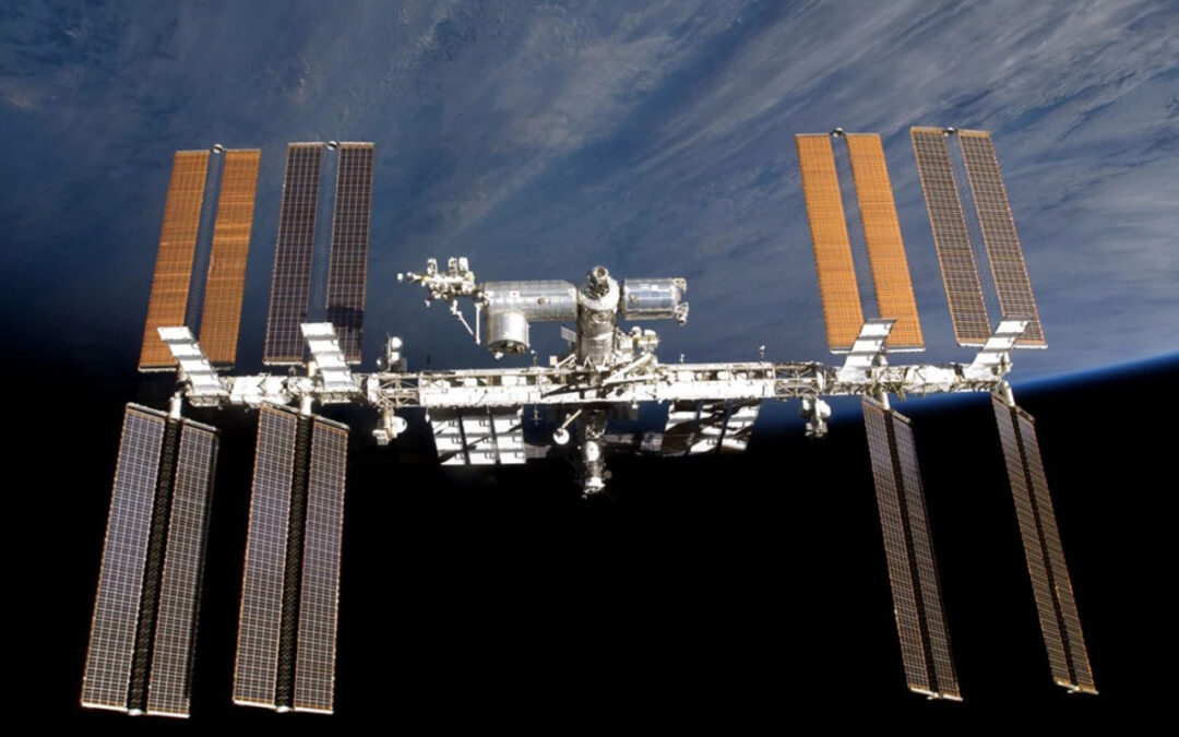 ¿En la estación espacial internacional transcurre distinto el tiempo por su velocidad?