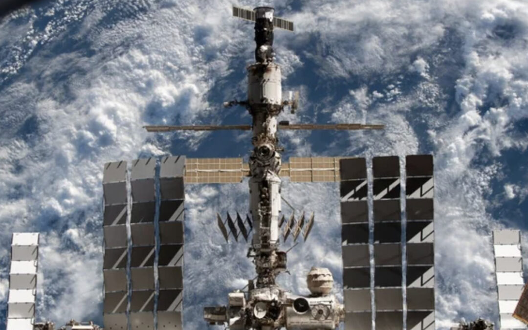 ¿Cuál es la velocidad de la ISS para mantenerse «en órbita»?